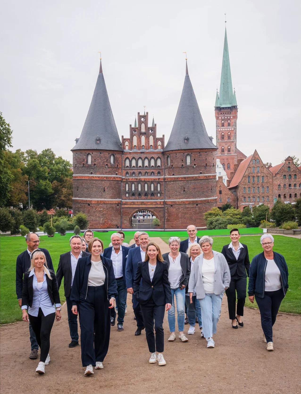 Das Team der Gebrüder Burschberg Handelsvertretungen GmbH vor dem Holstentor in Lübeck
